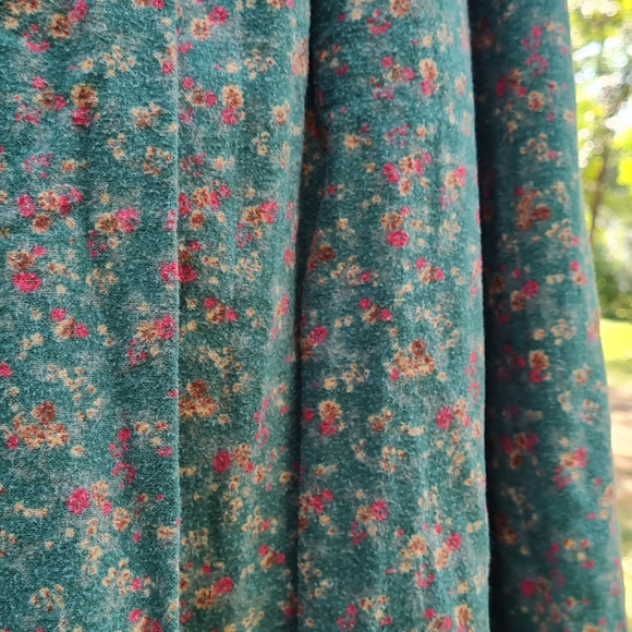 Loose fit dress in ivy green 💐 print. - Picture 5 of 5